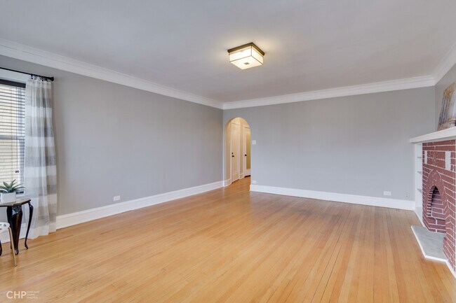 Building Photo - 7546 N Oakley Ave