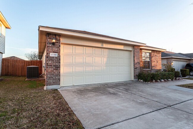 Foto del edificio - Inviting 4/BR 2/BA Home with Spacious Back...