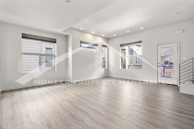 Building Photo - Spacious Townhouse with Washer/Dryer and 2...