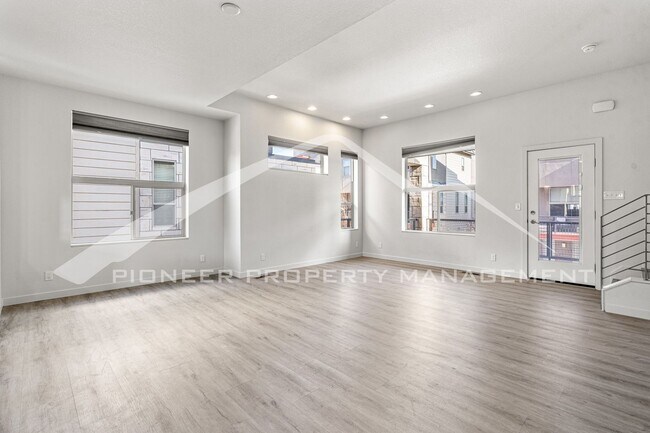 Foto del edificio - Spacious Townhouse with Washer/Dryer and 2...