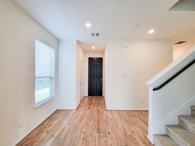 Building Photo - 9859 Mountain Chestnut Rd