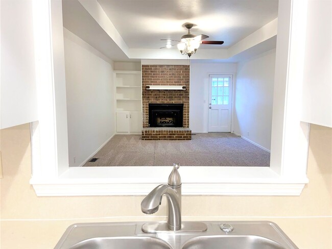 Building Photo - Fabulous 3 Bed/2 Bath Duplex with Open Flo...