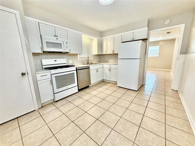 Building Photo - 2201 Lanier Dr