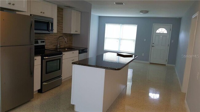 Foto del edificio - 5211 Hemlock Dr