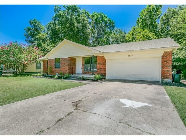 Building Photo - 1100 Sierra Dr