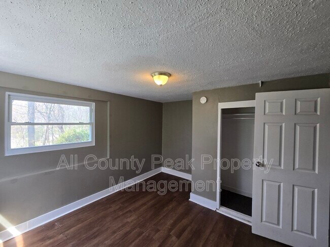 Foto del edificio - 107 Hollyberry Ln