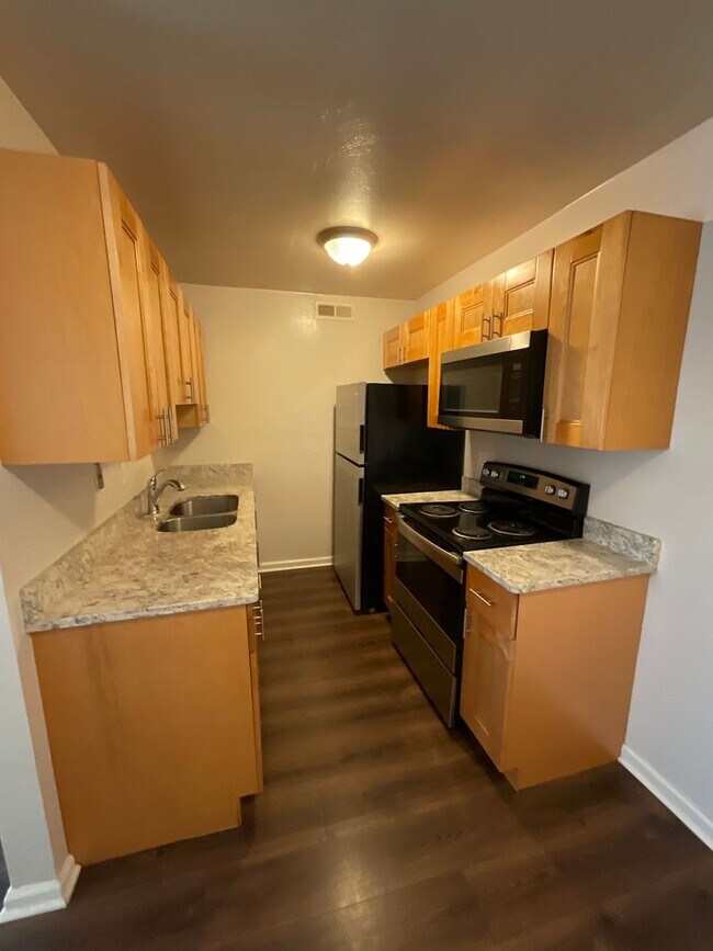 Foto del edificio - Two Bedroom Apartment off Rodman