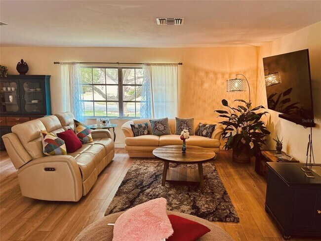 Foto del edificio - 764 Forest Glen Rd