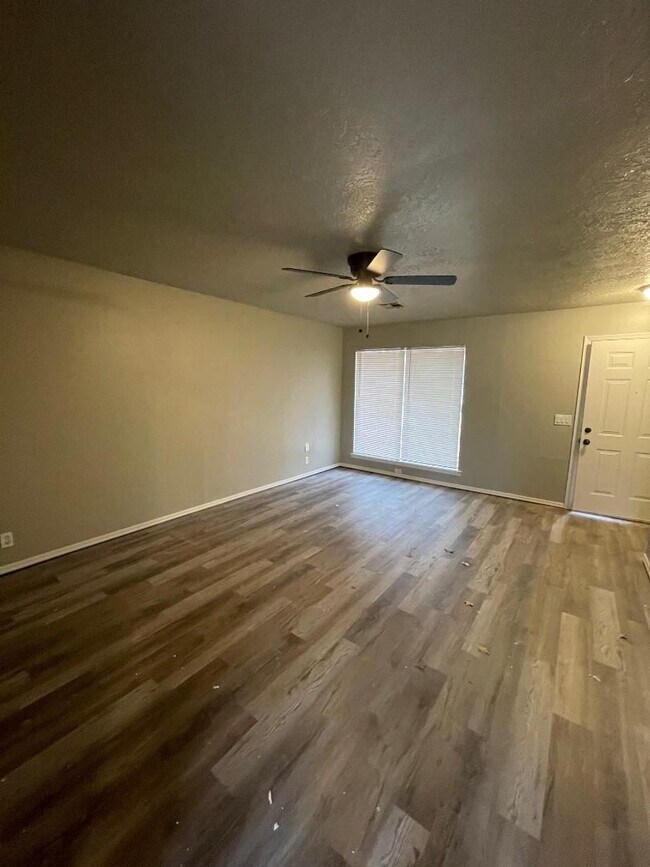 Foto del edificio - 3 Bed 1 Bath Duplex Available Now!