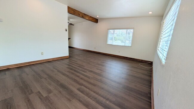Foto del edificio - Darling Bungalow with New Flooring!