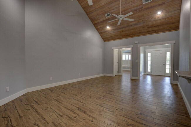 Foto del edificio - PRICE DROP! INCLUDES BOAT LIFE- A $700 VAL...