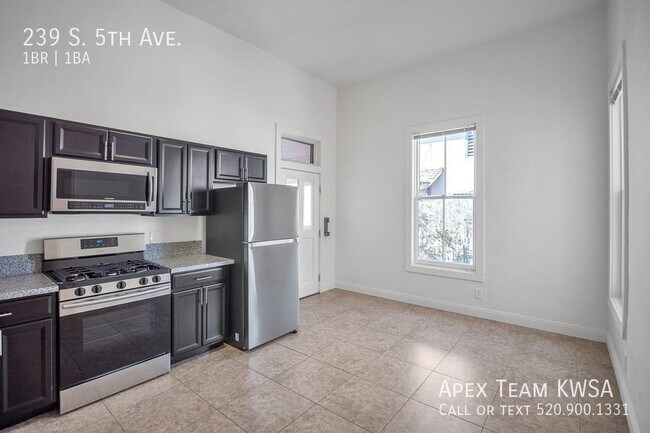 Building Photo - $995- 1 Bed / 1 Bath Unit Located in Armor...