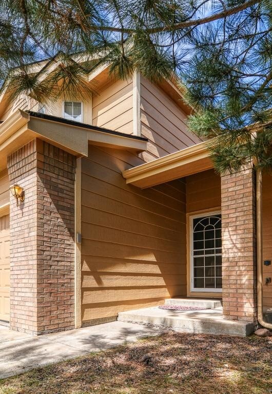 Foto del edificio - 16279 HedgeWay Dr