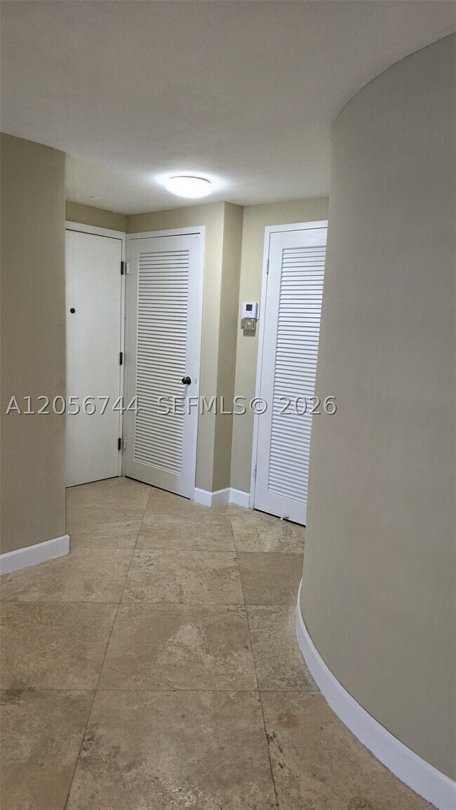 Foto del edificio - 5825 Collins Ave