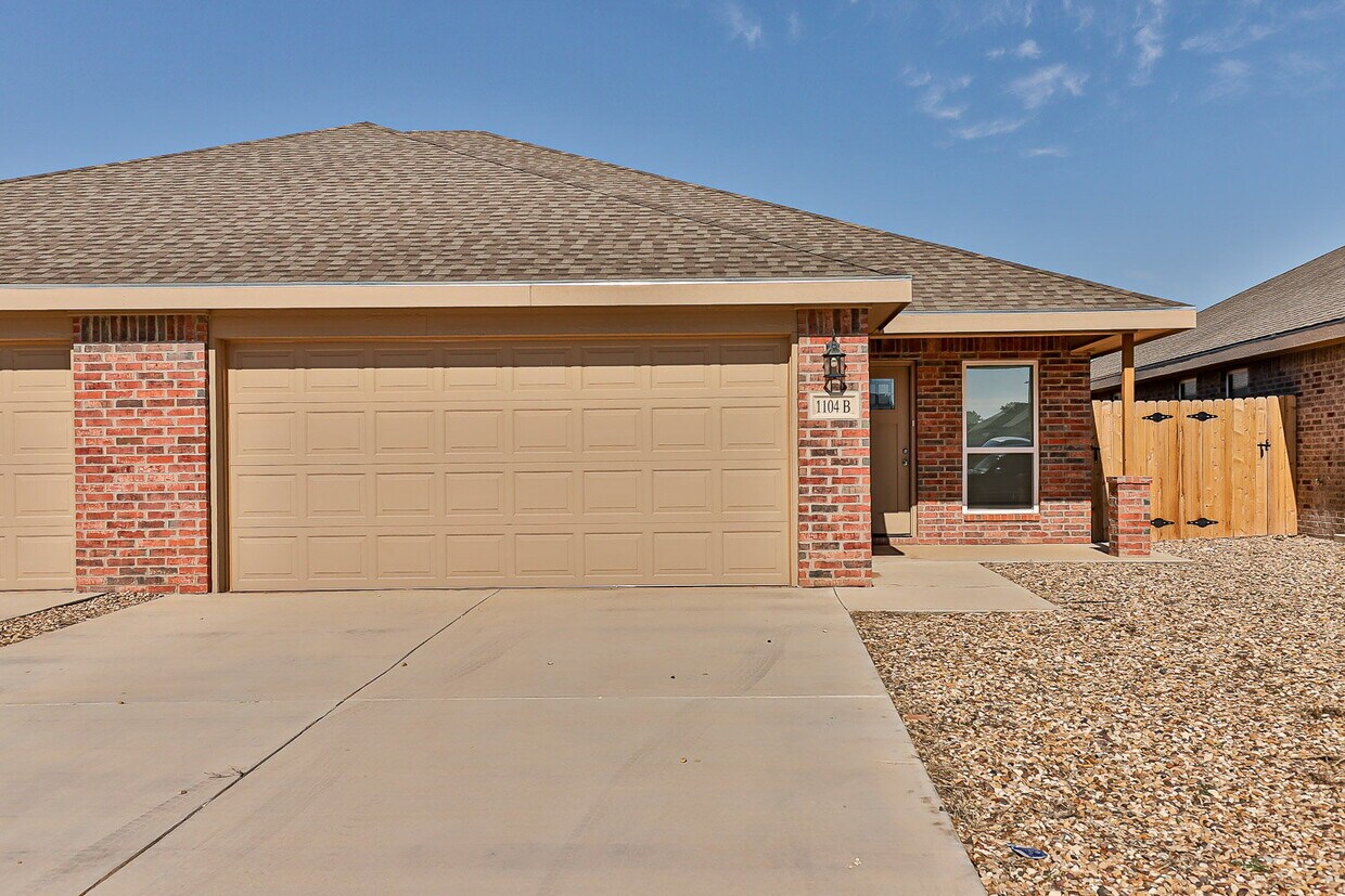 Foto principal - Don't miss out on this beautiful townhome!