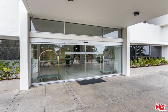 Foto del edificio - 8787 Shoreham Dr