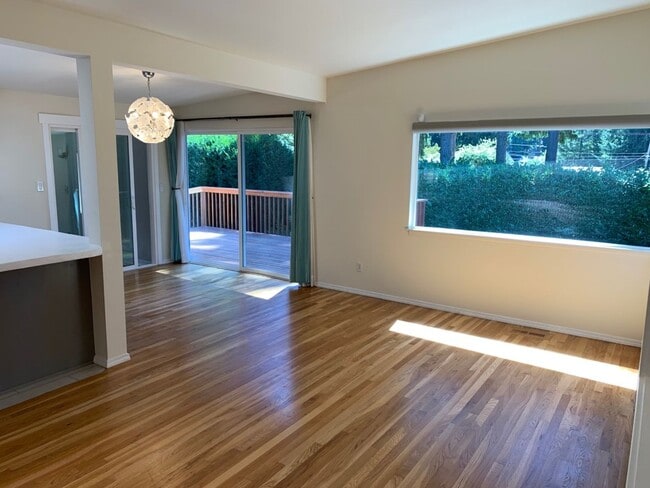 Building Photo - Beautiful and spacious 3 bed + office area...