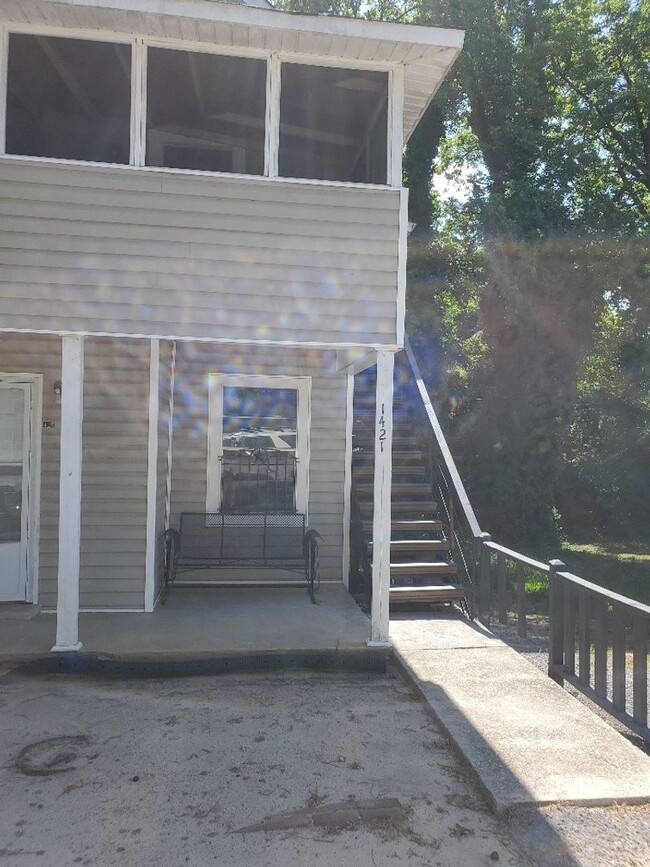 Building Photo - Cute & Cozy 2 Bedroom 1 Bath *MOVE IN SPEC...