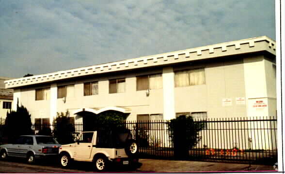 Building Photo - 717 W 80th St