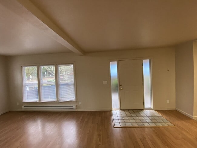 Building Photo - Wonderful Charmer 3 Bed/ 2 Full Bath House in the Downtown Springfield Area !