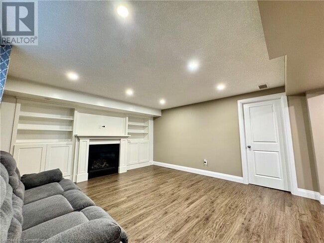Building Photo - 553 Sundew Dr