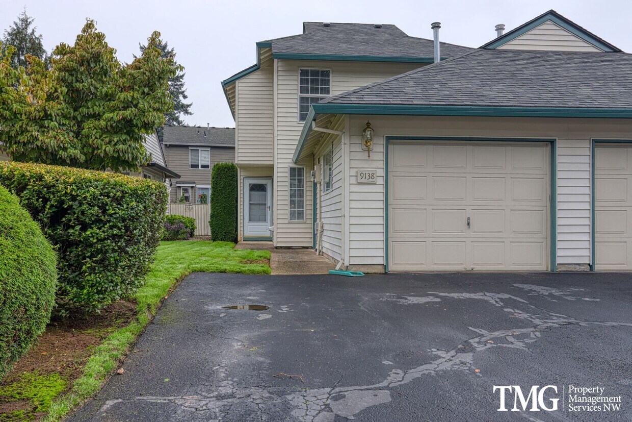 Foto principal - Peaceful 2-bedroom, 2 bath Townhome in thi...