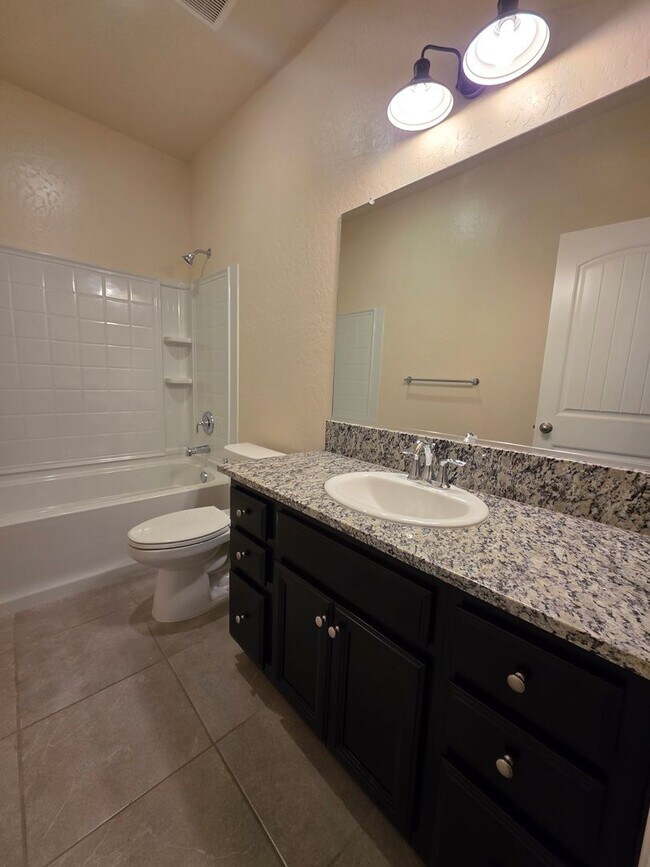 Foto del edificio - 3 bedroom 2 Bathroom available in desirabl...