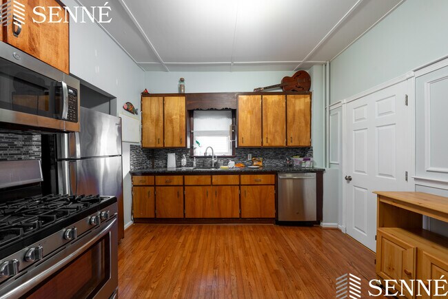 Building Photo - 67 Madison St