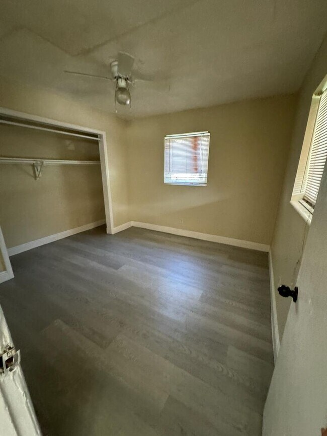 Building Photo - Large 3-1 Apt off Broward Blvd