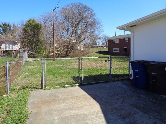 Building Photo - Well-Maintained 2 Bedroom House for Rent