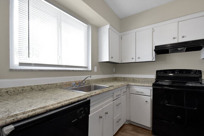 Foto del edificio - 2 Bedroom Townhouse Apartment- HUGE WALK IN CLOSET