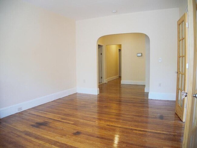 Foto del edificio - Spacious 2 Bed in Prime Coolidge Corner Lo...