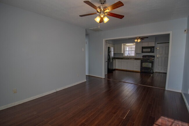 Building Photo - 822 Winnetka Ave