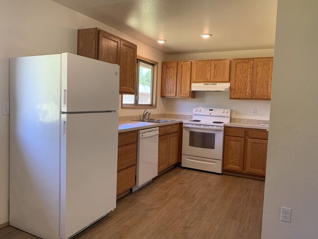 Building Photo - Recently updated 3 bedroom home in Hillsboro