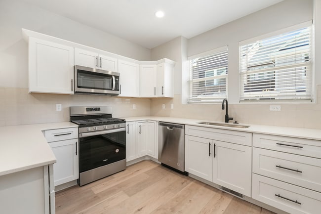Building Photo - Pet Friendly Townhome in Willow Point – 3 ...