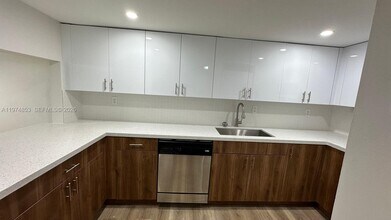 Building Photo - 10000 NW 80th Ct