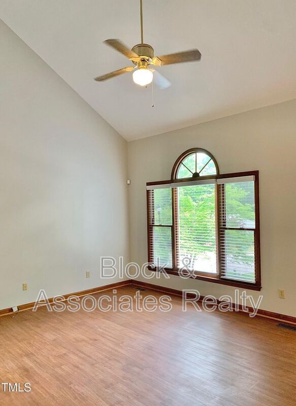 Foto del edificio - 211 Beechtree Dr