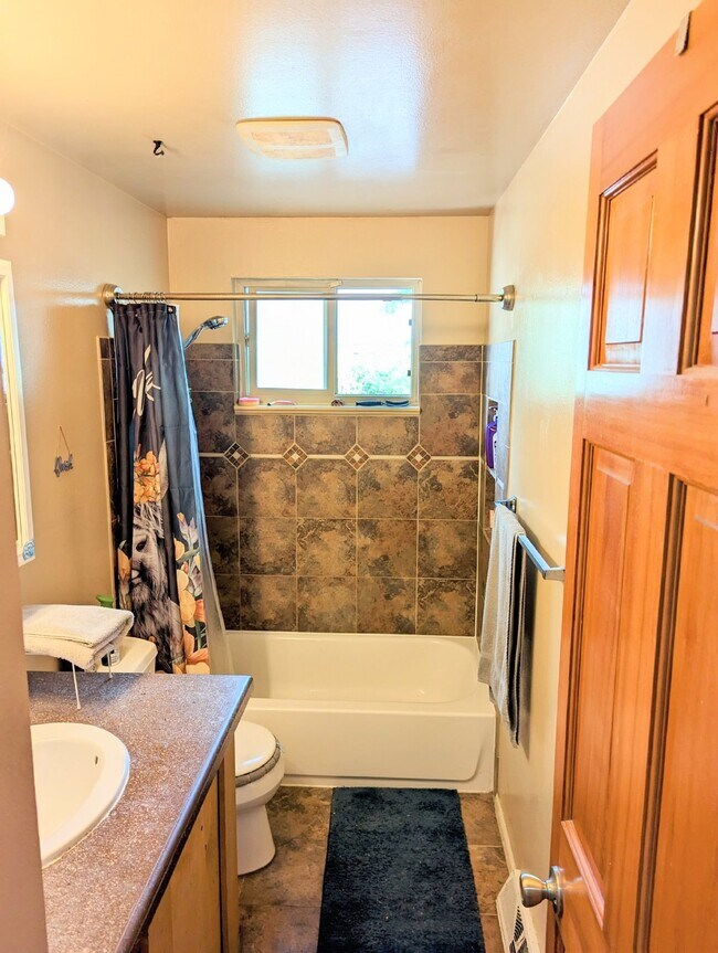 Building Photo - Bedroom for Rent in Lamar Heights House! A...