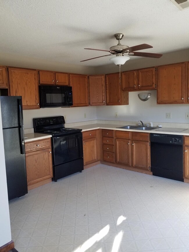 Building Photo - 9 Cherry Tree Ln