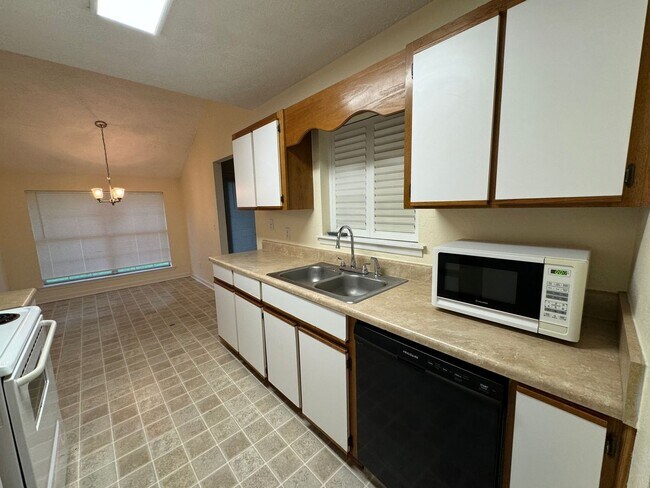 Foto del edificio - Brick Home 3 Bed 2 Bath! Available NOW!!