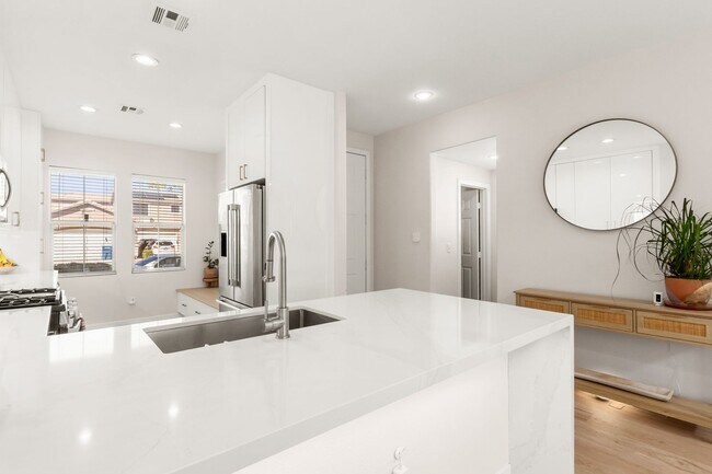 Foto del edificio - Beautifully Updated 3 Bedroom Southeast Ve...