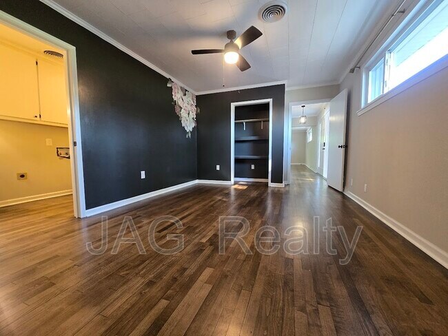 Foto del edificio - 328 W Liberty St