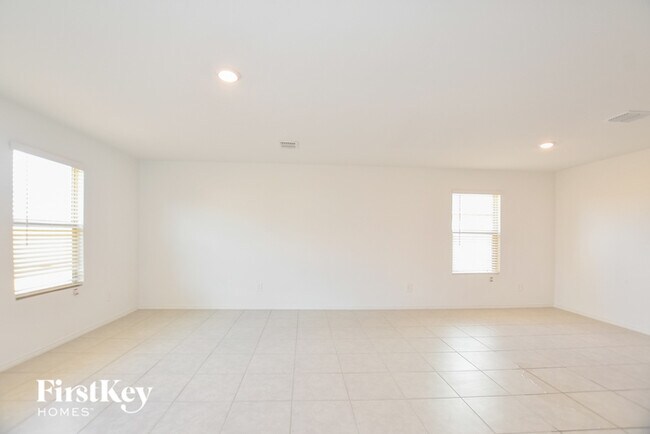 Building Photo - 1061 Crestview Dr