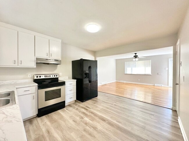 Building Photo - Modern and Spacious Duplex Style Home with...