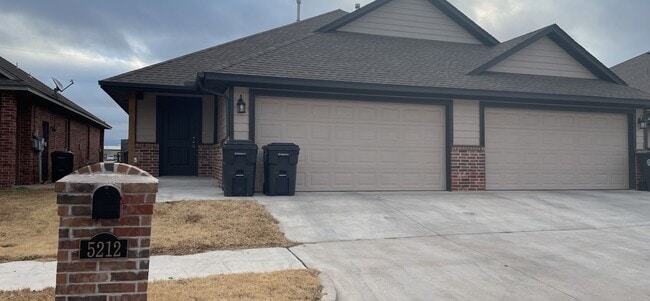 Photo - 5212 Oakwood Villa Ct House