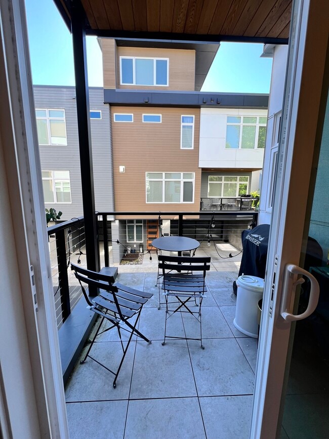 Building Photo - 315 State St S