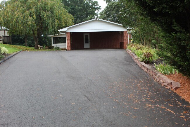 Building Photo - 4 bedroom 2 bathroom brick ranch in West A...