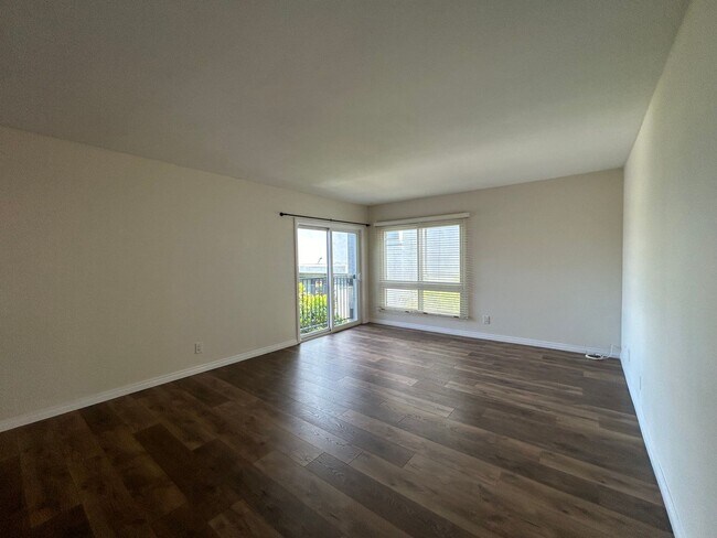 Building Photo - Spacious 2 Bed 2 Bath with 2 Garage Spaces...