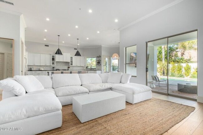 Building Photo - Gorgeous Luxury Home!