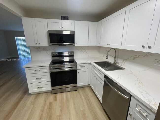 Foto del edificio - 8107 SW 72nd Ave